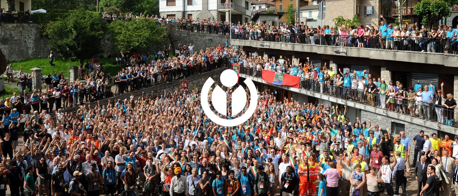 Group photo during Wikimania 2016 in Ensino Lario with volunteers attending from all around the world